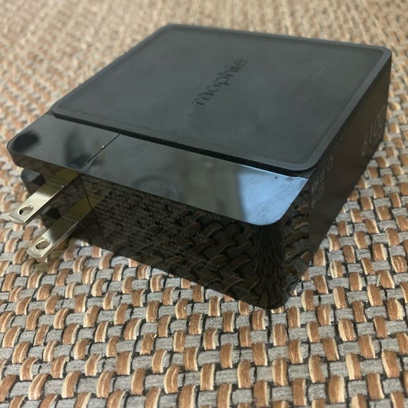 Mophie Powerstation Hub Qi-Enabled Power Bank - Picture 4 of 8